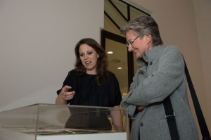 Bundesministerin Schmied und Kuratorin Eipeldauer bei der Ausstellungseröffnung »Meret Oppenheim«, Bank Austria Kunstforum,