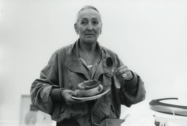 Margit Baumann Meret Oppenheim mit »Frühstück im Pelz«, 1971  © Margrit Baumann, Bern