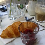 frisches Croissant mit Marmelade