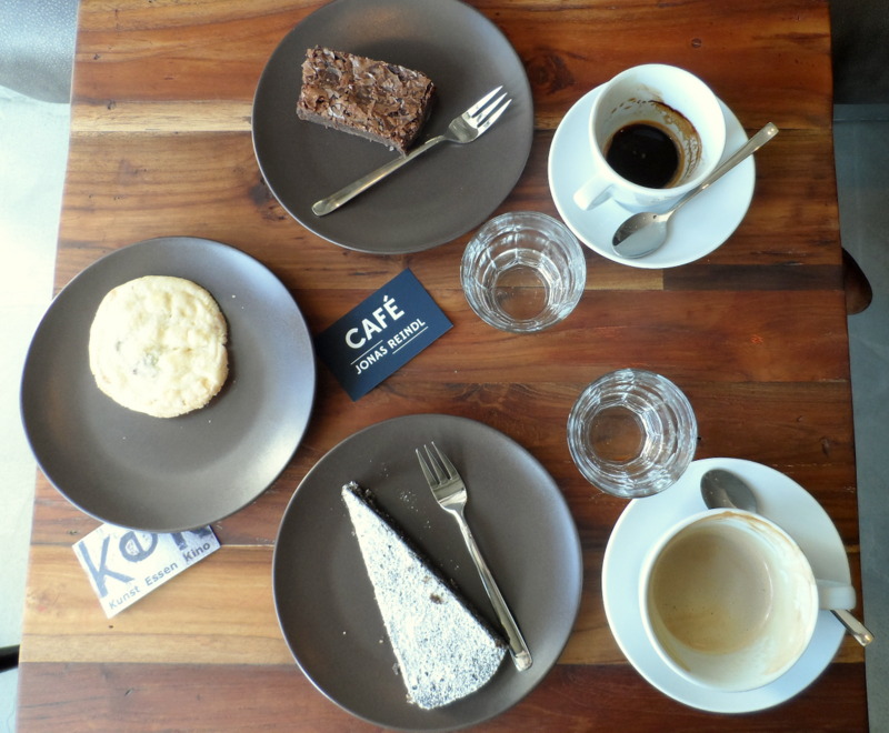 Brownies, sehr süß, dicht, köstlich. Cookies mit weißer Schokolade, sehr gut! Mohntorte, flaumig - unbedingt probieren.