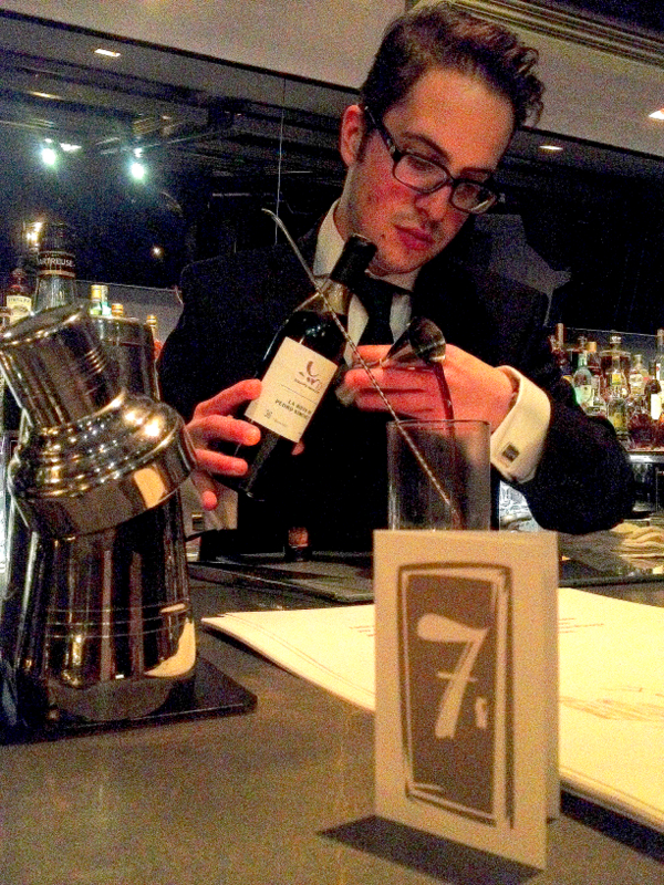 Tür 7: Reinhard "Reini" Pohorec bei der Arbeit - er wird an zwei bis drei Tagen pro Woche in der Boutique Bar shaken.