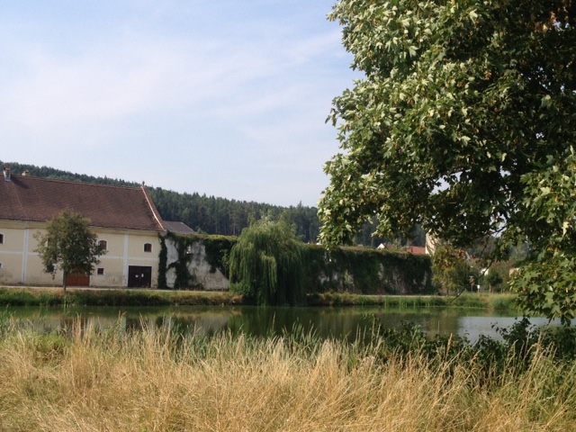 Das Gute liegt so nah: Blick vom Hotel auf die Fischteiche des Stiftes Geras, Foto (c) Gudrun Gregori - kekinwien.at 