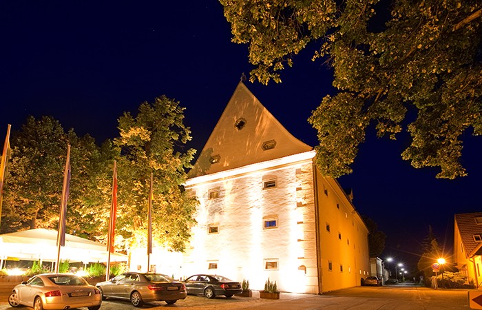 Strahlend auch in der Nacht: Das Kunst & Kultur Seminarhotel Geras bietet neben gemütlichen Zimmern auch ein Restaurant mit schöner Terrasse. Foto (c)  Kunst & Kultur Seminarhotel Geras