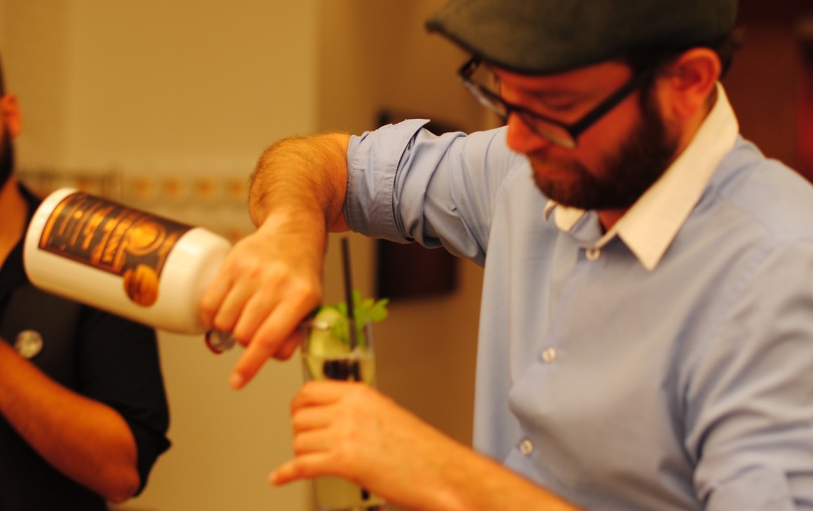 Der Barkeeper Markus Altrichter in action, Foto (c) Valentin Eisendle - kekinwien.at