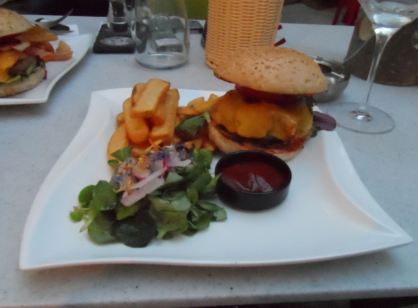 Im Hintergrund der Lammburger, vorne der Velobis Cheeseburger - kekinwien.at