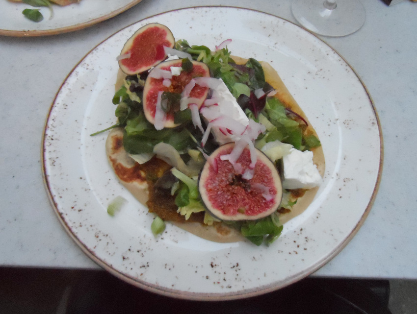 Roti mit Ziegenkäse, Salat, Feige - kekinwien.at