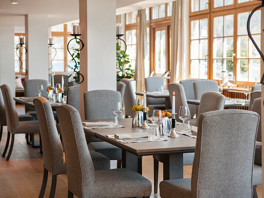 Loden, Holz und Licht im Restaurant Seeplatz´l - stimmige Bühne für eine stimmige Küche. Foto (c) Seehotel Grundlsee