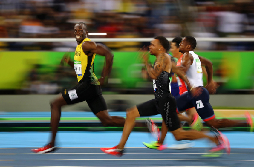 Sport – Dritter Preis, Einzelbilder © Kai Oliver Pfaffenbach, Reuters Titel: Rios goldenes Lächeln Bildunterschrift: Der Jamaikaner Usain Bolt schaut sich lächelnd um bei seinem Sieg im Halbfinale der 100 Meter bei der Sommer-Olympiade in Rio de Janeiro, Brasilien, am 14. August 2016. Das Rennen beendete er in 9,86 Sekunden, im Finale holte er Gold. Als erster Sportler errang er damit auf der 100-Meter-Strecke drei Olympiatitel in Folge. 