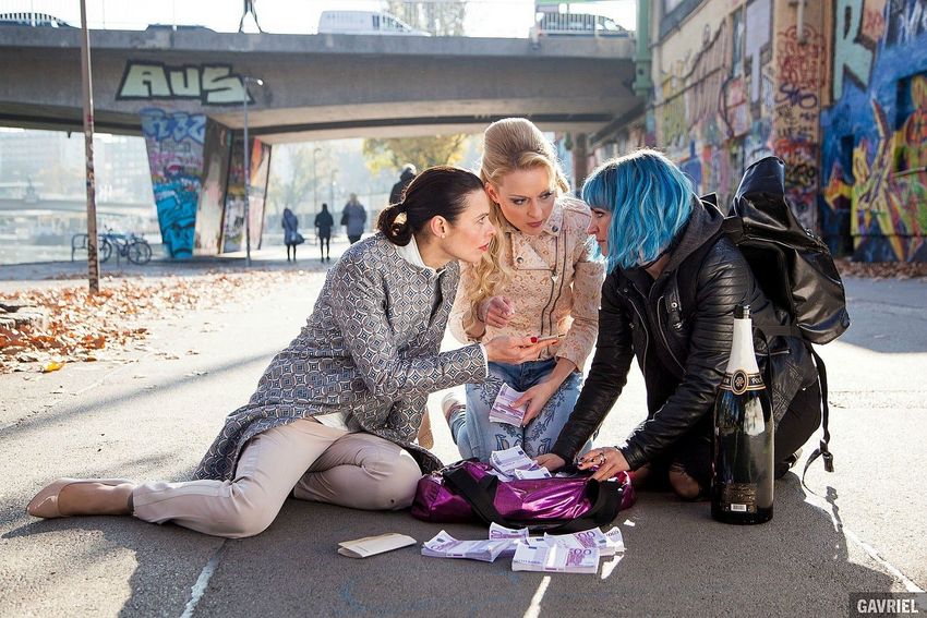 die Freundinnen Nadja, Vera und Teresa im Film Kaviar, Filmstill (c) 2019 Ioan Gavriel