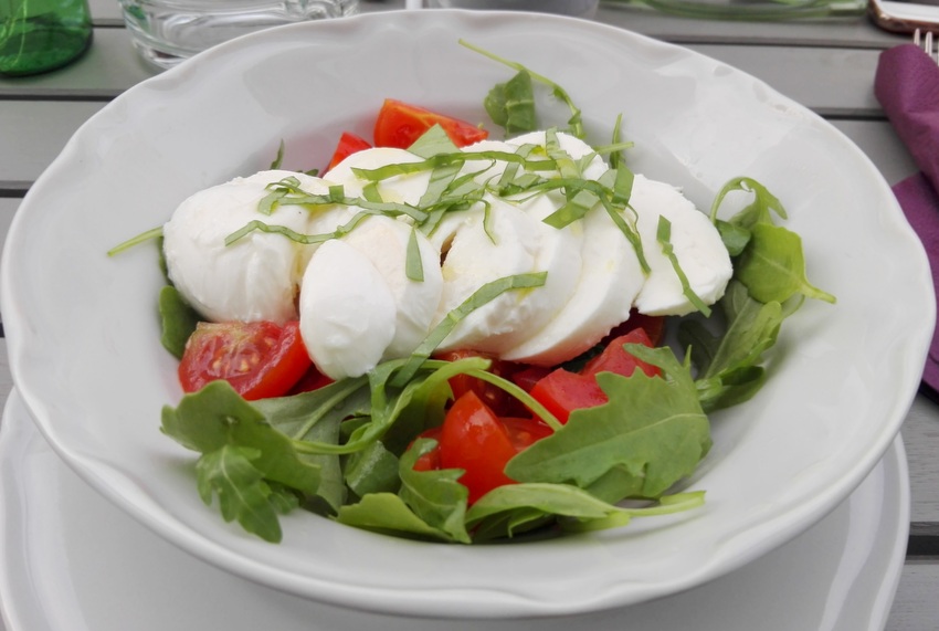 Caprese, Tomaten, Mozzarella und Basilikum um Euro 10,90, Allegro, Bild (c) Claudia Busser - kekinwien.at