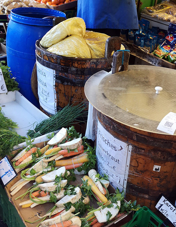 Fermentiertes! Sauerkraut im Holzfass auf dem Markt, Bild (c) Mischa Reska - kekinwien.at