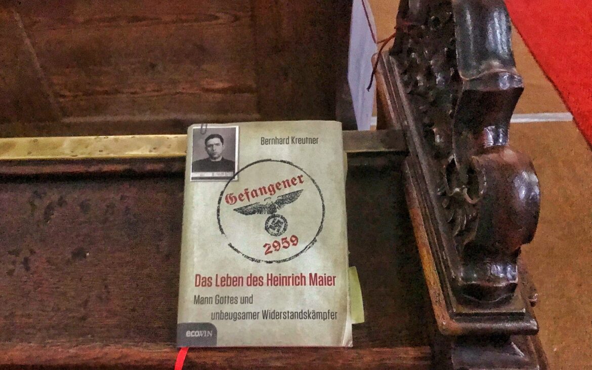 Gefangener 2950, Buchrezension; Foto mit Buckdenkel in der Kirchenbank - kekinwien.at